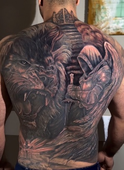 Tatuagem de fera e guerreiro com espada cobrindo as costas, por Alexandre Cunha.