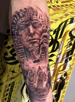 Tatuagem de faraó com escaravelhos no antebraço, por Alexandre Cunha.