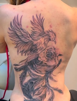 Tatuagem de fênix com rosa nas costas, por Alexandre Cunha.