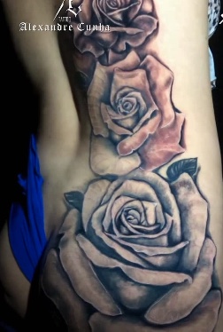 Tatuagem de rosas com sombreamento, por Alexandre Cunha.